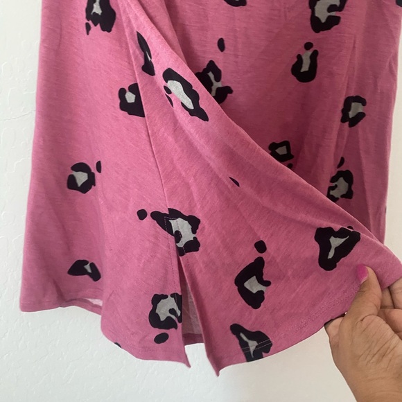 LuLaRoe pink cheetah perfect tee - Picture 2 of 4